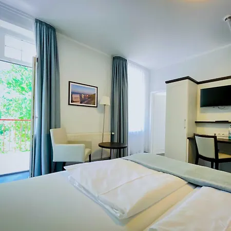 Отель Strandhotel 3*